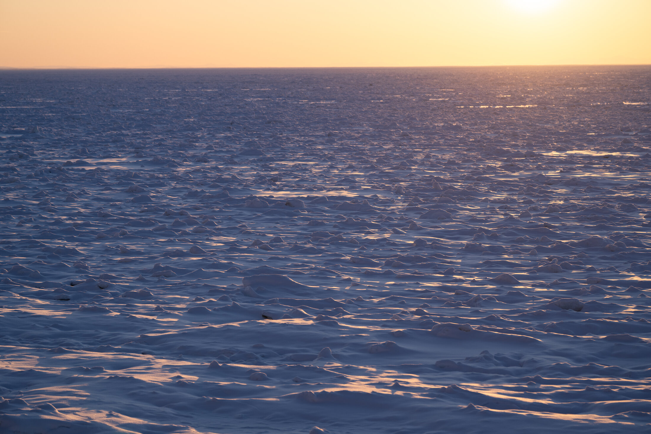 知床の流氷と夕暮れ