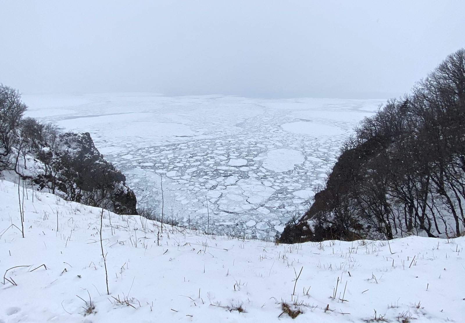 フレペの滝遊歩道から望む流氷のオホーツク海
