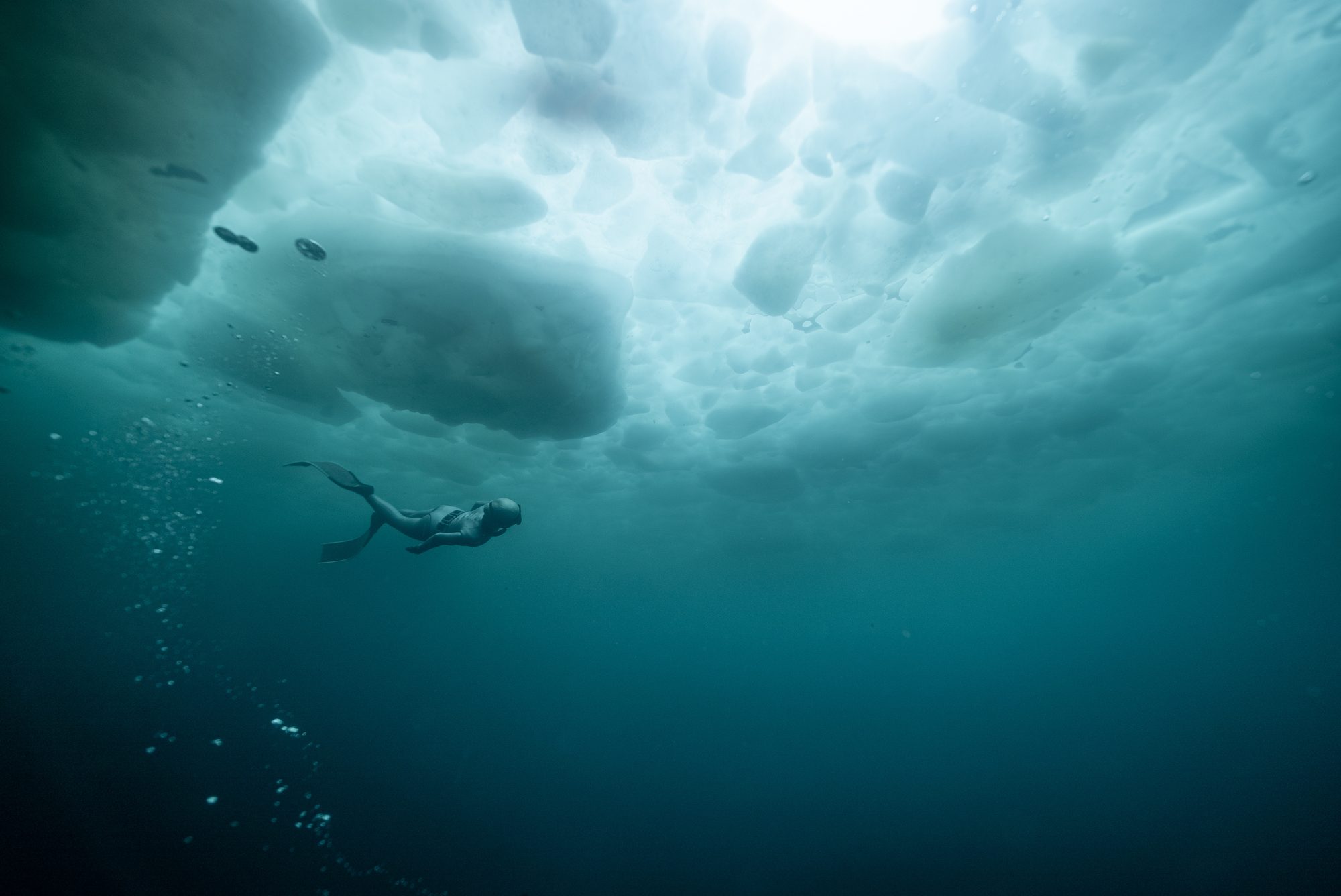 流氷の下を潜るフリーダイバー