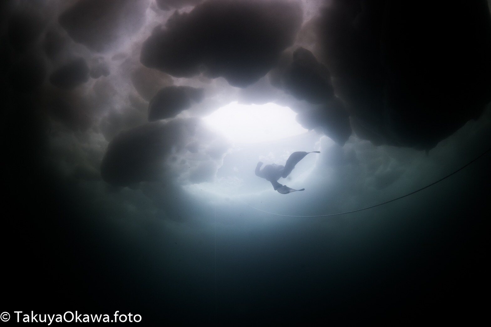 流氷の下を潜るフリーダイバー