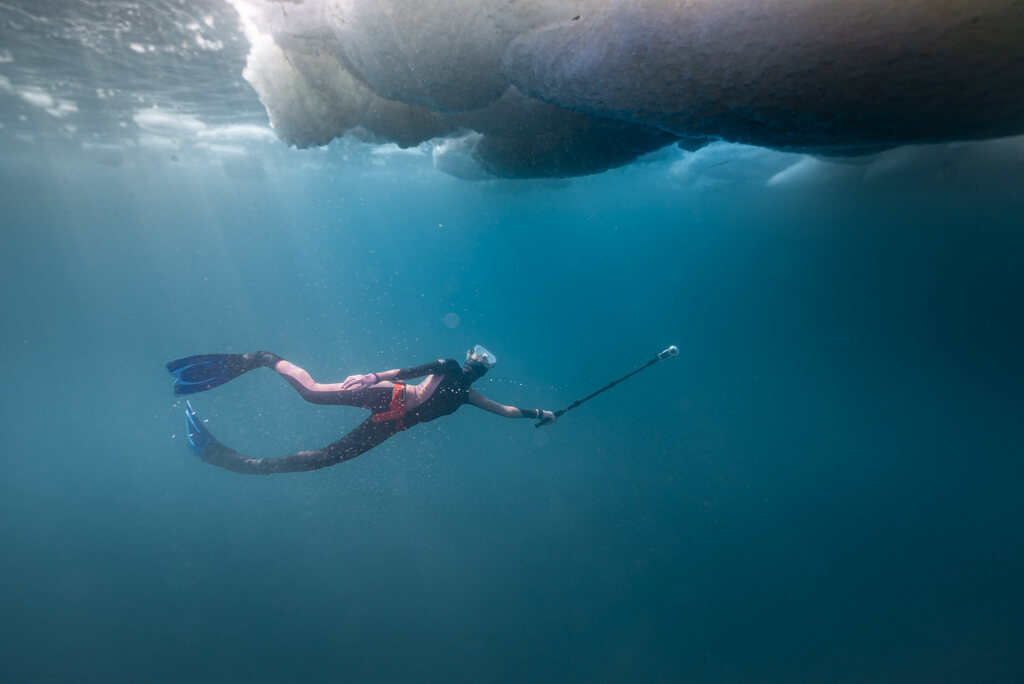 流氷下の光と気泡