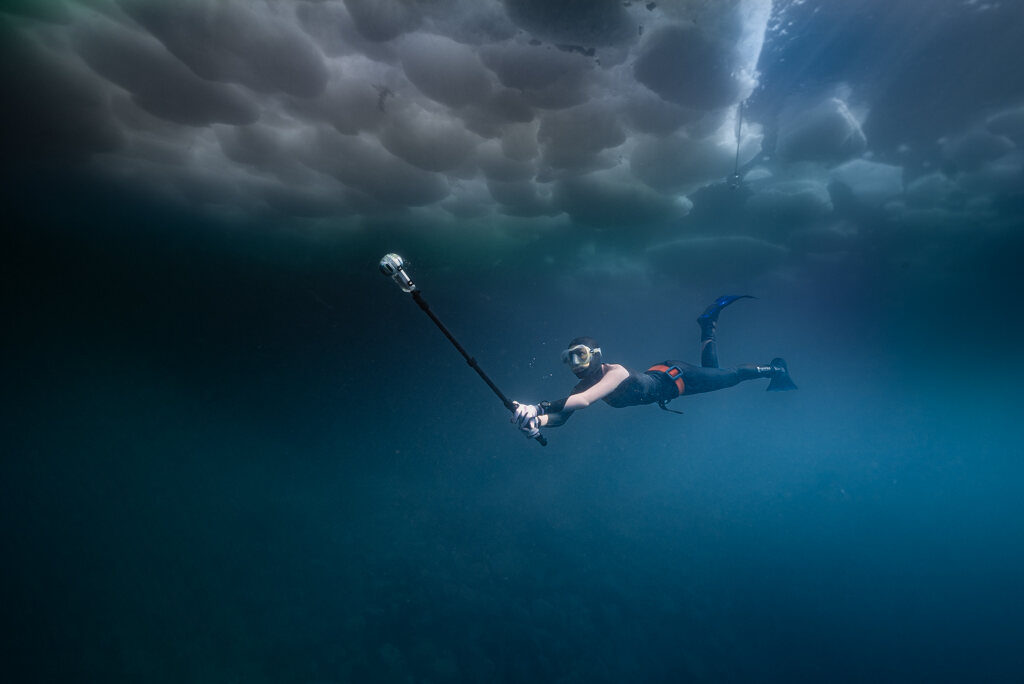 流氷下のフリーダイバー