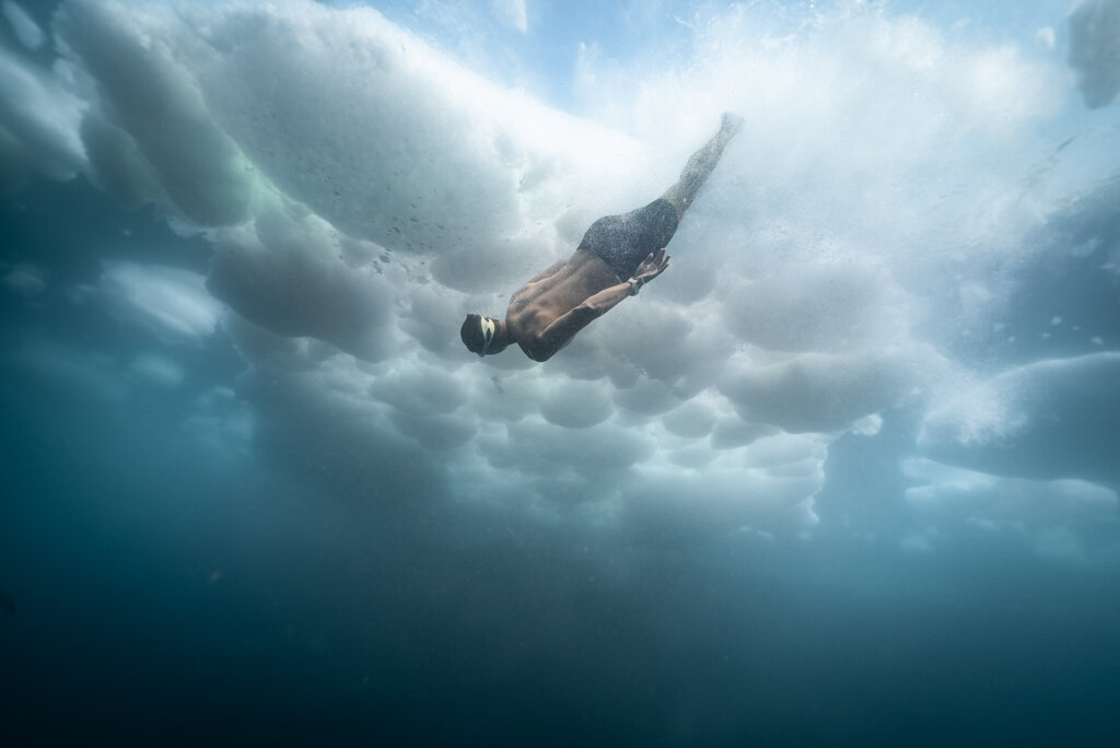 流氷の下を潜るフリーダイバー